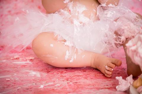 Detalhe do pé sujo de bolo no ensaio smash the cake tema princesam em Brasília DF'