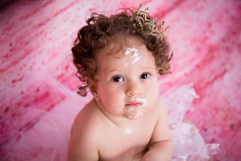 Olho de jabuticaba no seu ensaio smash the cake em Brasilia no tema Princesa, estúdio Gabi Aine '