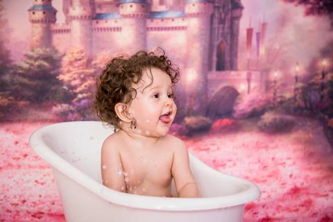 Carinha de sapeca na hora do banho no ensaio smash the cake tema princiesa, Gabi Aine Brasilia DF'