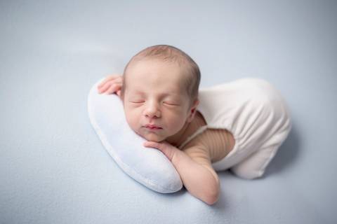 delicadeza do bebê newborn em manta azul claro, Brasilia DF'