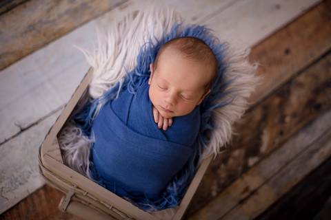 Ensaio Newborn estúdio Gabi Aine, enroladinho em whap azul'