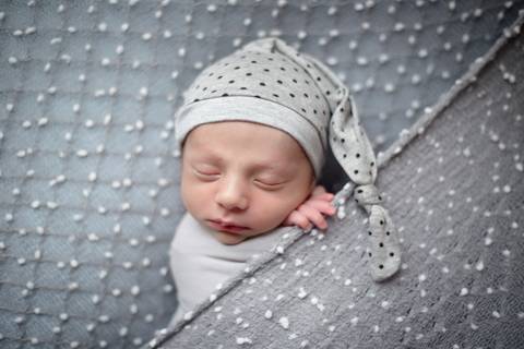 ensaio recem nasciso, sonequinha, newbirn com toca cinza'