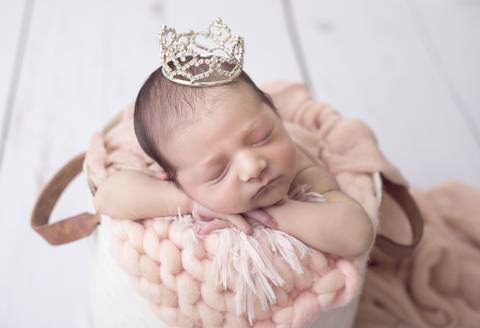 Newbirn de coroa, menina, delicadeza de ensaio de recem nascido, Brasilia DF'