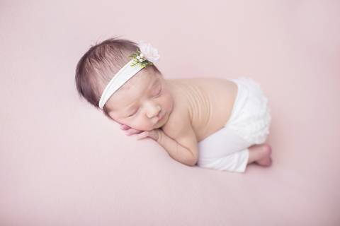 Bebe pose bum bum, manta rosa, ensaio newbirn em Brasilia'