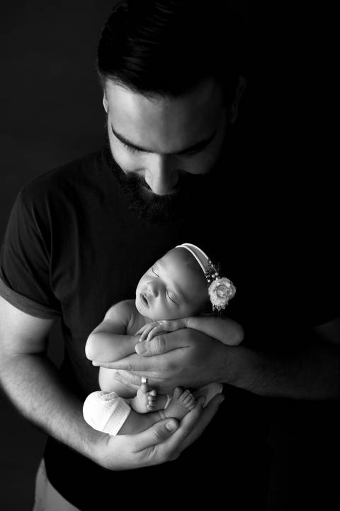 Papai e filha recem nascida em preto e branco, ensaio newborn em Brasilia,'