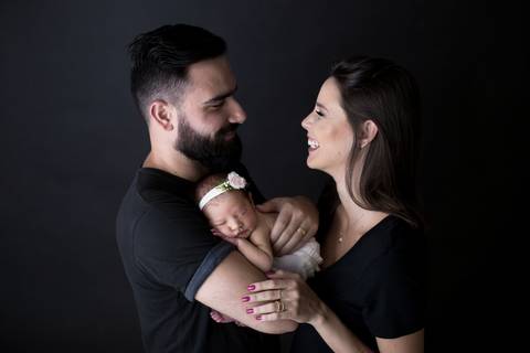 Amor dos pais em ensaio newborn Brasilia, estudio Gabi Aine'