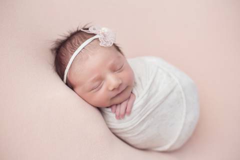 Ensaio Newborn Menina, manta rosa, whap bolinha rosinha'