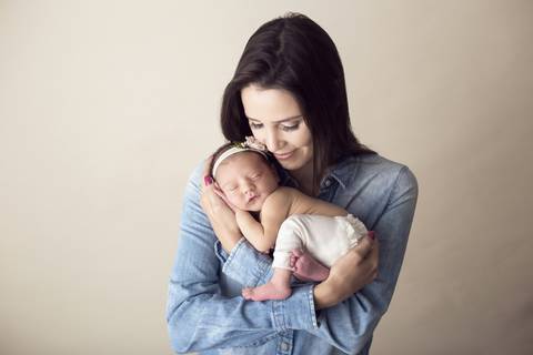 Amor de mãe em ensaio newbirn Brasilia'