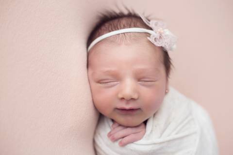 Close em bebê newborn manta rosa, estudio Gabi Aine Brasilia DF'