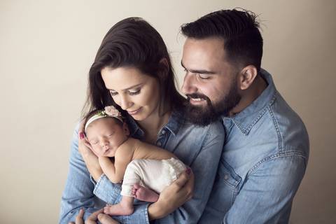 papai e mamãe em pose delicada no ensaio newborn Brasilia '