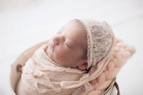 Ensaio Newborn em Brasilia, menina recem nascida, enroladinha whap'