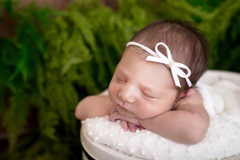 Close newborn menina no jardim, ensaio recem nascido estúdio Gabi Aine '