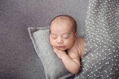 Ensaio Newborn menino, manta cinza, newborn Brasília'