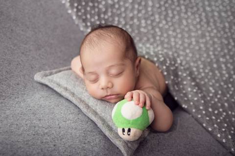 Newborn menino Brasilia, 16 dias, segurando pelucia'