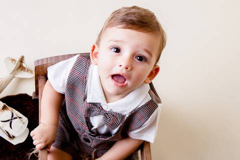 Olhando para cima bebe de nove meses, ensaio acompanhamento primeiro ano, Brasilia, Gabi Aine'