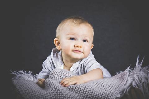 bebê de seis meses, acompanhamento, funso escuro'