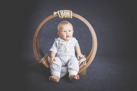 bebê de seis meses sentado, acompanhamento primeiro ano'