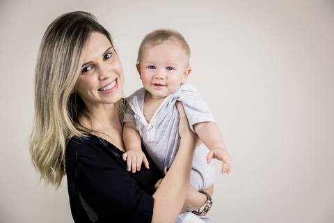 foto da mamãe com bebê de seis meses, acompanhamento primeiro ano'