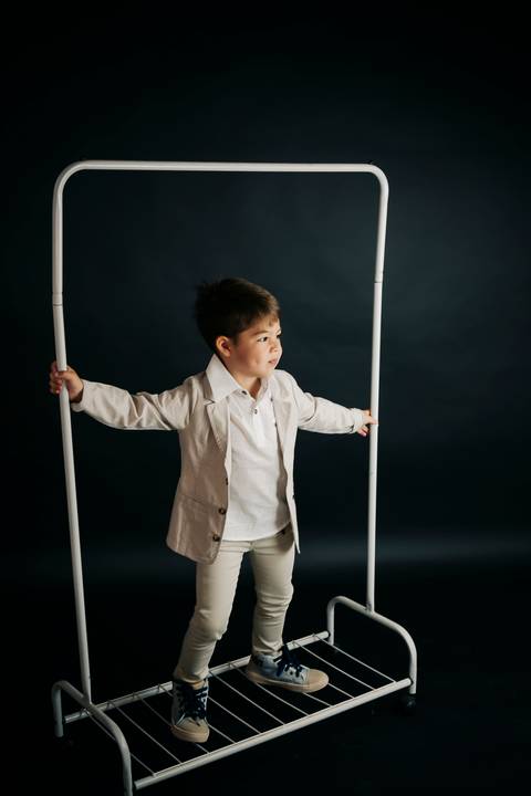 Ensaio infantil menino em estúdio Brasilia, fundo preto'