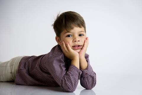 Foto estúdio Gabi Aine, fundo branco, editorial infantil, book de criança '