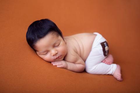 Ensaio newborn manta caramelo, bebê de 13 dias'