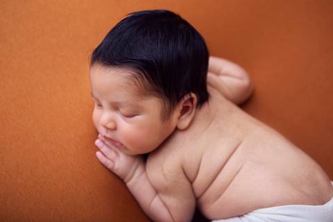 Ensaio Newborn Brasilia manta caramelo, bebê de 13 dias '