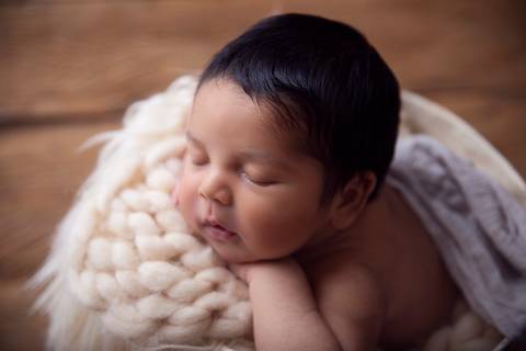 Ensaio Newborn Brasilia denro baldinho, 13 dias'