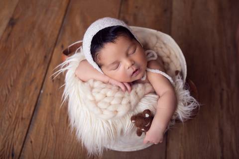 Bebe segurando ursinho dentro do baldinho, Ensaio Newborn Brasilia DF'