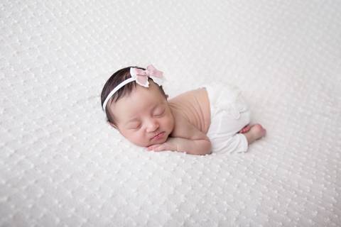 Newborn Menina, Newbirn em Brasilia, manta branca, pose do bumbum, Gabi Aine'