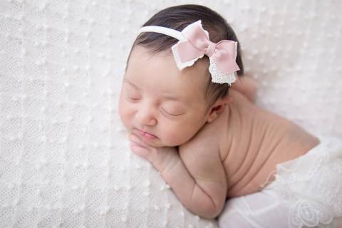 Newborn Brasilia, manta branca, delicadeza do newborn menina'