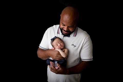 Papai no ensaio Newborn Brasilia, estúdio em àguas Claras, fundo preto'