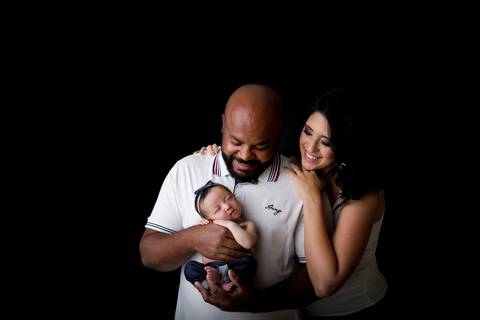 Papai e mamãe no ensaio newbirn Brasilia, fundo preto, Gabi Aine '