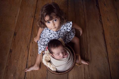Irmãos no ensaio Newborn em Brasilia, '