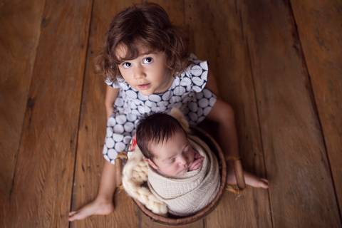 Foto de irmaos estúdio ensaio newborn em Brasilia Gabi Aine'