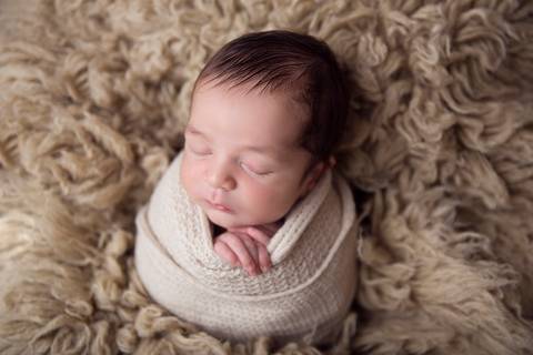 Newborn saco de batata no flokati, ensaio newborn em Brasilia'