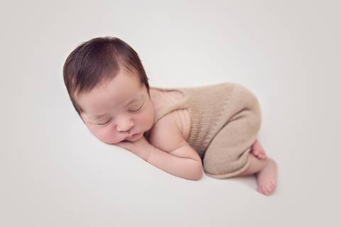 Ensaio Newborn menino em Brasilia na manta creme, com macacão'