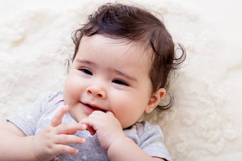 Bebe mãpo na boca ensaio infantil, acompanhamento primeiro ano, bebe de seis meses'