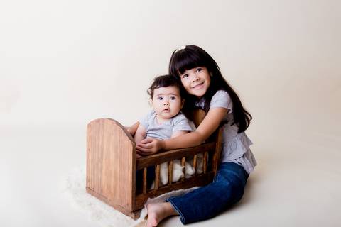 Bebe de seus meses e irma mais velha de seis anos em ensaio de acompanhamento '