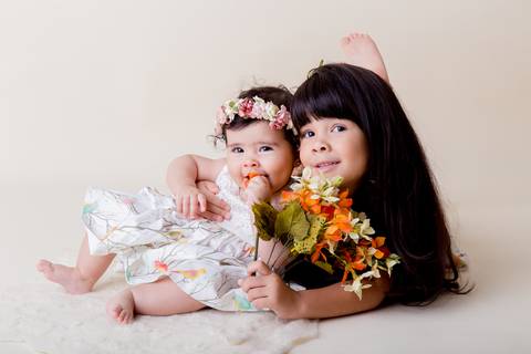 Amor de irmão em ensaio de acompanhamento do primeiro ano, ensaio bebe Brasilia'