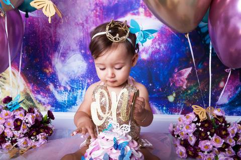 smash the cake, ensaio com o bolo, tema jardim de borboleta, ensaio cake smash em Brasilia, Gabi Aine'