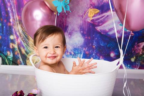 banho no ensaio com o bolo, cake smash, ensahio smah the cake em Brasilia, roxo, balões e jardim de borboletas'