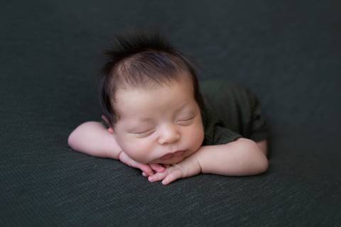 Newborn pose bracinho, manta escura, ensaio em Brasilia'