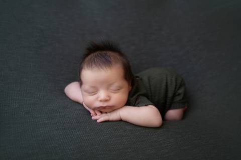 Pose fofura ensaio newborn, manta verde militar, ensaio em Brasília'