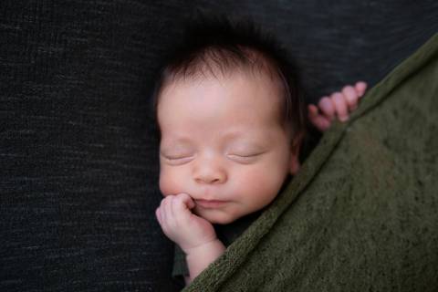 Bebe fofura manta verde militar ensaio newborn em Águas Claras DF'