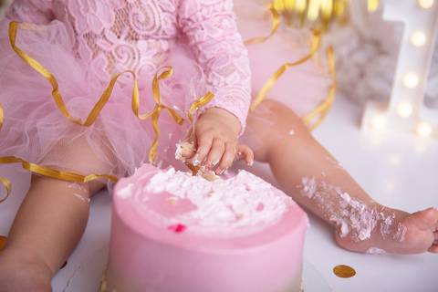 Ensaio com bolo, cake smash princesa, rosa e dourado'