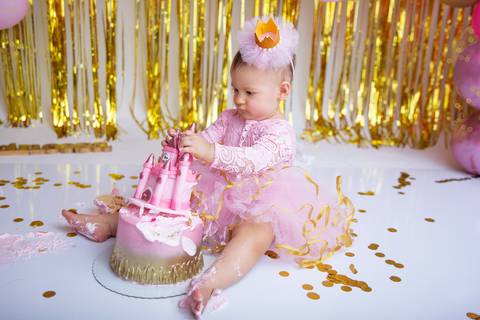 Ensaio com o bolo Smah the cake,porimeiro ano menina'