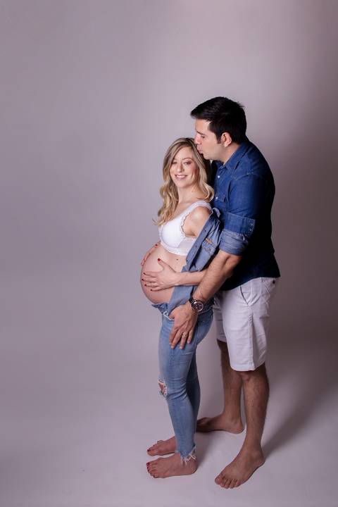 Foto casal ensaio gestante Brasilia, fundo cinza'