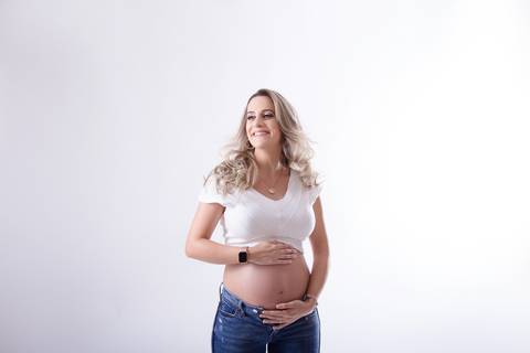 Gestante em estúdio, fundo branco àguas claras DF'