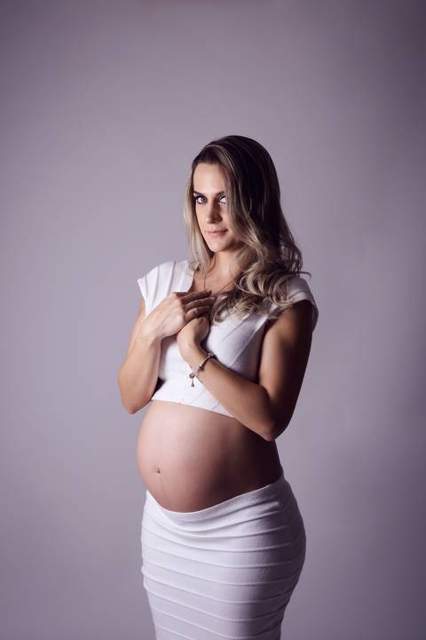 Fotogradia de gestante em estúdio, ensaio gestante Brasilia àguas Claras DF Gabi Aine'
