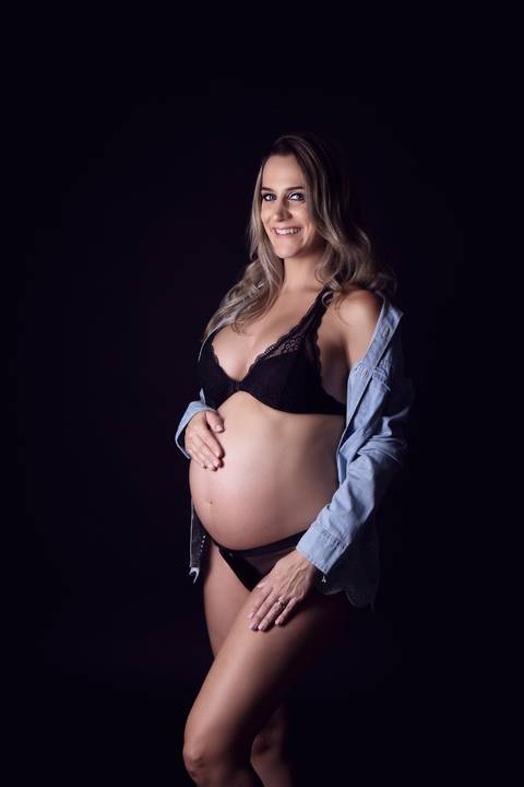 Ensaio gestante en estúdio com fundo preto, atemporal e minimalista Brasilia '